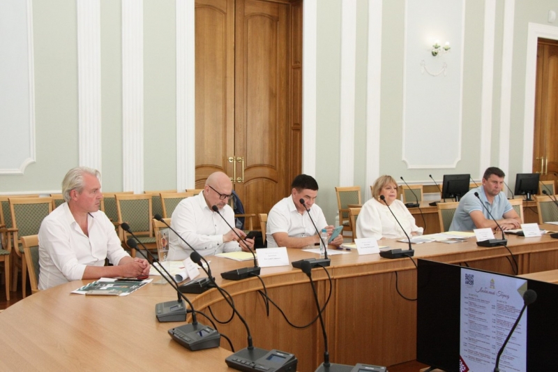 Вопросы подготовки школ и детсадов региона были обсуждены на оперативном совещании