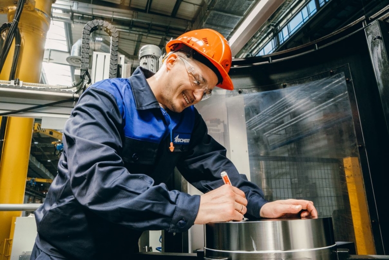 Сотрудникам промышленного гиганта вновь повышают зарплаты