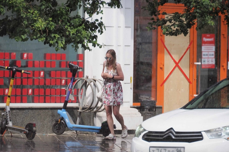 Женщина под дождем