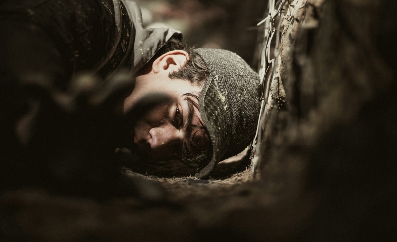 Человек лежит на земле