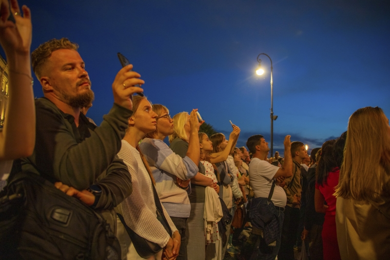 Люди с телефонами