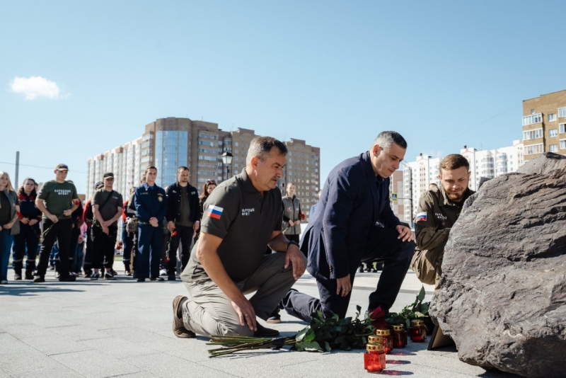 Возложение цветов к памятнику