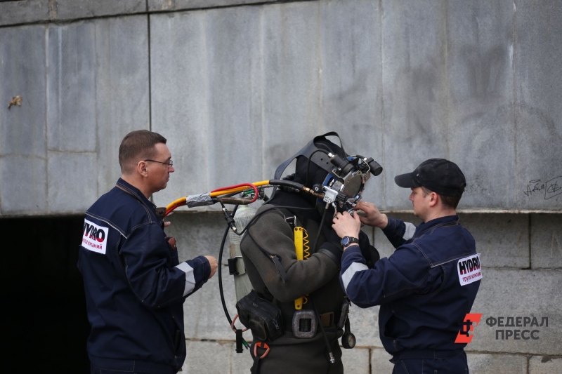 Водолаз готовится к погружению