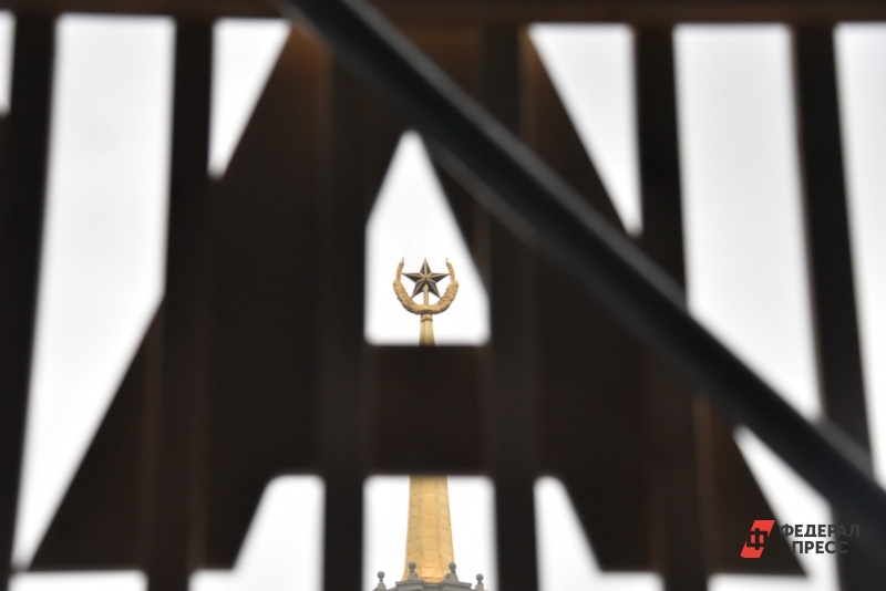 Шпиль и звезда на крыше мэрии Екатеринбурга