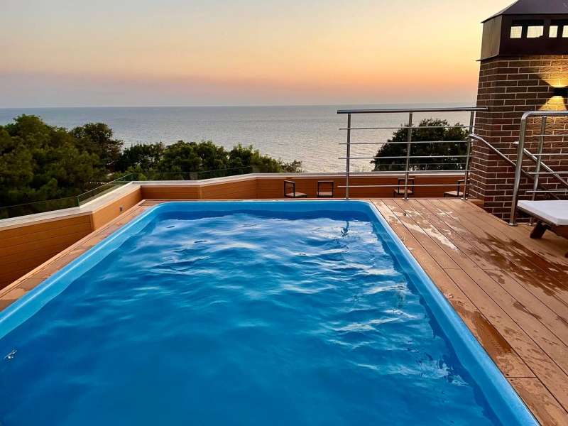 Бассейн в отеле с видом на море