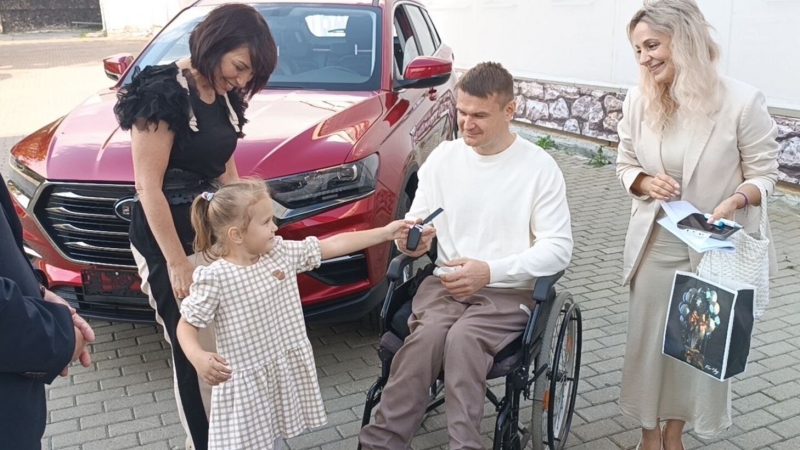 Евгений Рякин получает автомобиль после ранения