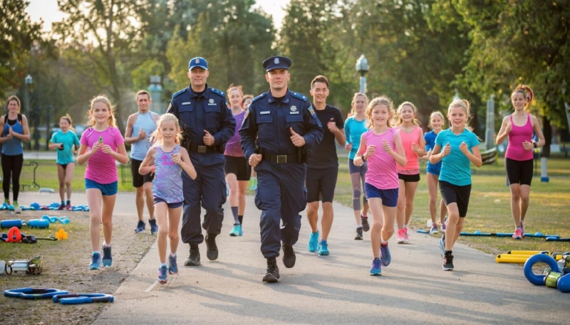 Полицейские и дети проводят зарядку