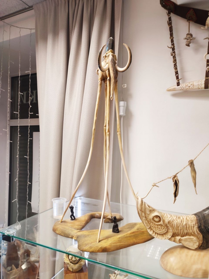 Композиция из бивня мамонта в стиле Сальвадора Дали ямальского костореза Сергея Лугинина