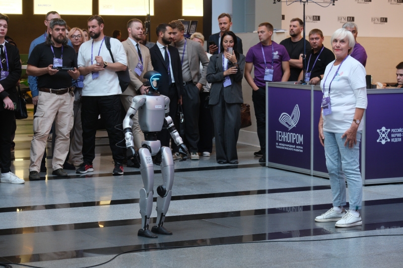 Андрей Травников ознакомился с работой экспозиции выставки