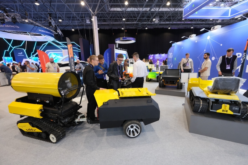 Андрей Травников ознакомился с работой экспозиции выставки