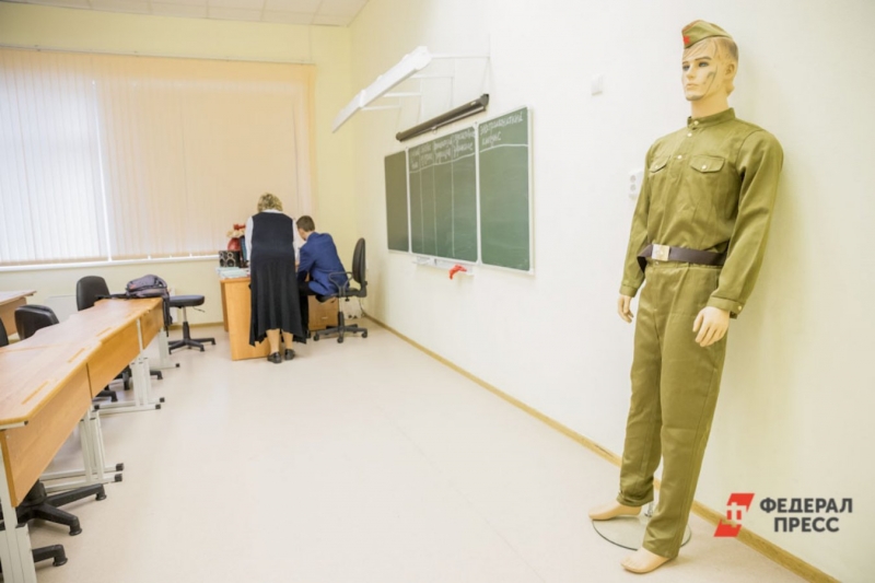 Учитель в школе