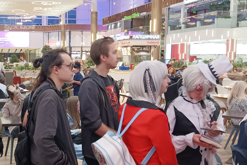 Молодежь в ТЦ Мега