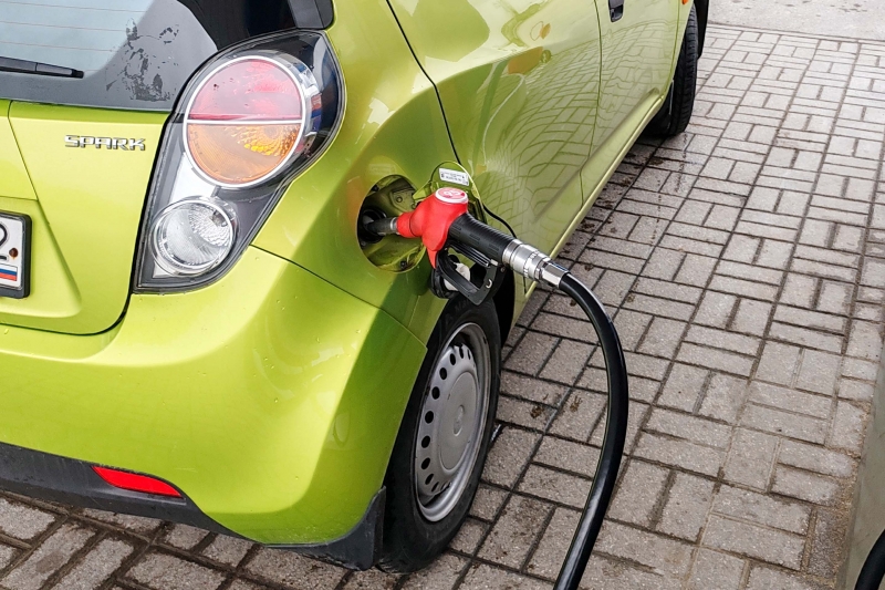 Машина на АЗС