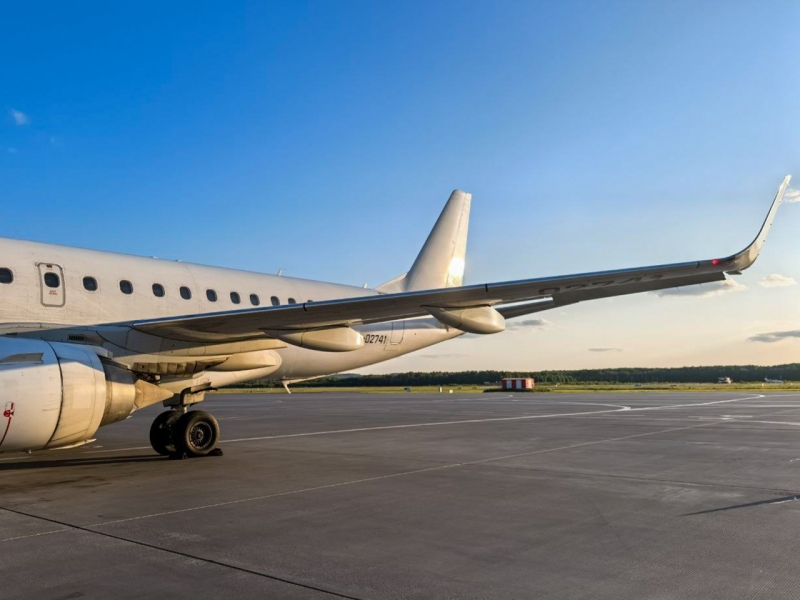 Самолет в аэропорту