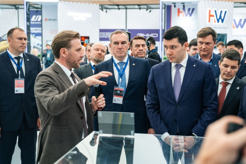 Губернатора Югры Руслан Кухарук и министр промышленности и торговли РФ Антон Алиханов на выставке EXPO TNF