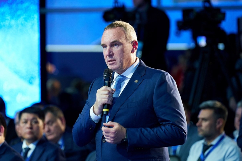 Губернатора Югры Руслан Кухарук и министр промышленности и торговли РФ Антон Алиханов на выставке EXPO TNF