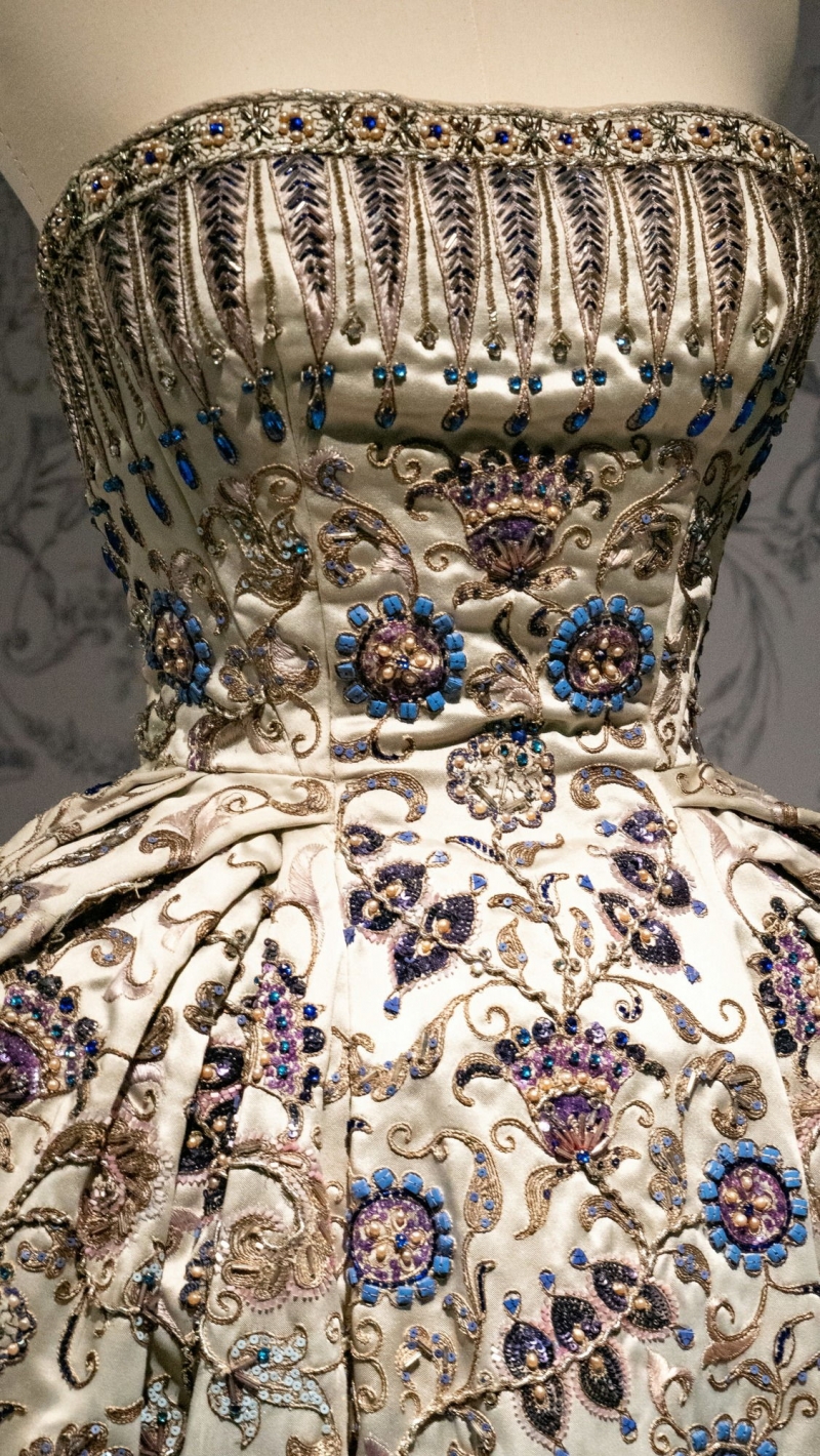 В Средние века женщины носили тугие корсеты