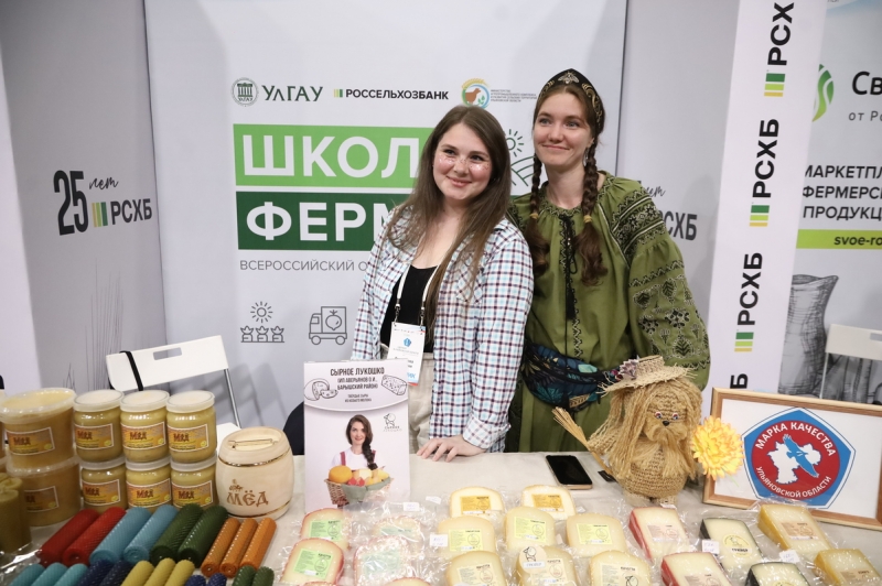 Губернатор Алексей Русских во время посещения выставки «Сделано в Ульяновской области» знакомится с продукцией местного бизнеса для автопрома