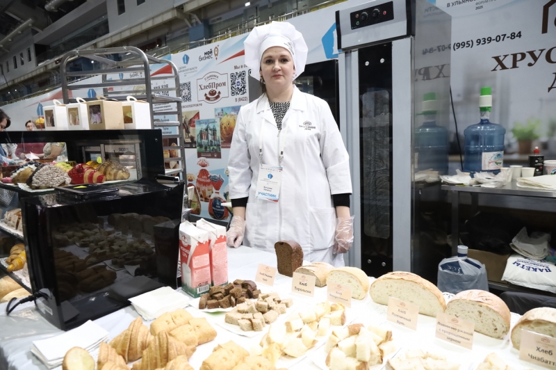 Губернатор Алексей Русских во время посещения выставки «Сделано в Ульяновской области» знакомится с продукцией местного бизнеса для автопрома