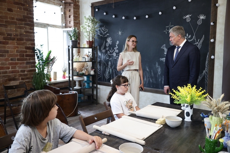 Губернатор Алексей Русских во время посещения выставки «Сделано в Ульяновской области» знакомится с продукцией местного бизнеса для автопрома