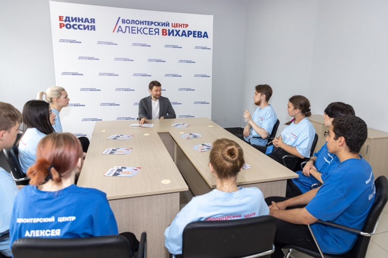 Алексей Вихарев пообщался с ветеранами и волонтерами