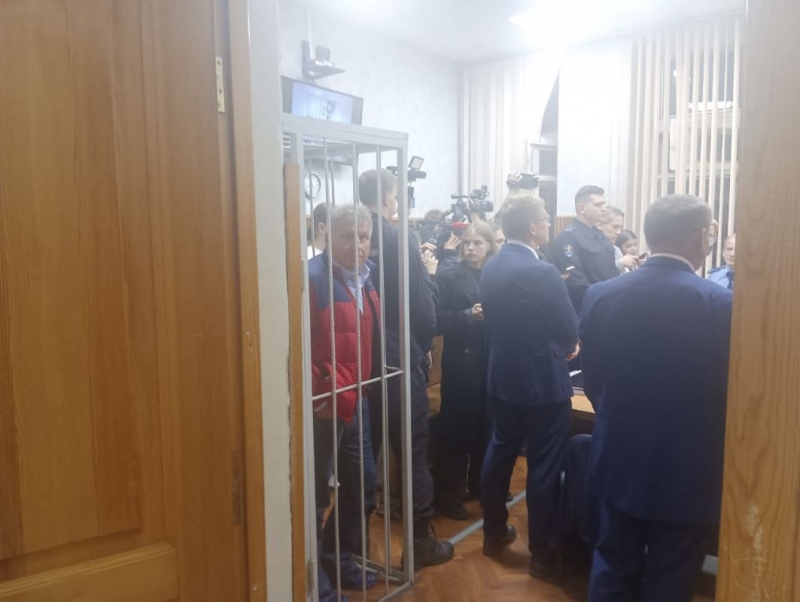 Алексея Боброва привели в зал суда в наручниках