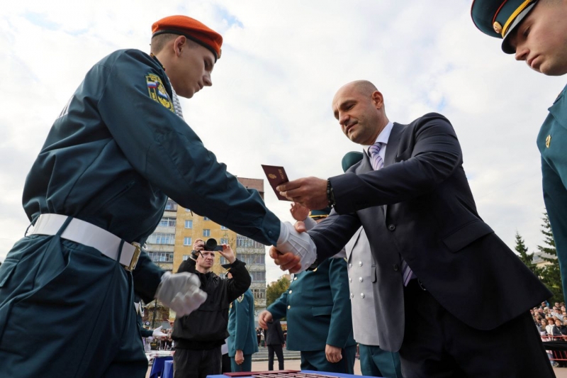 Глава МЧС напутствовал будущих пожарных