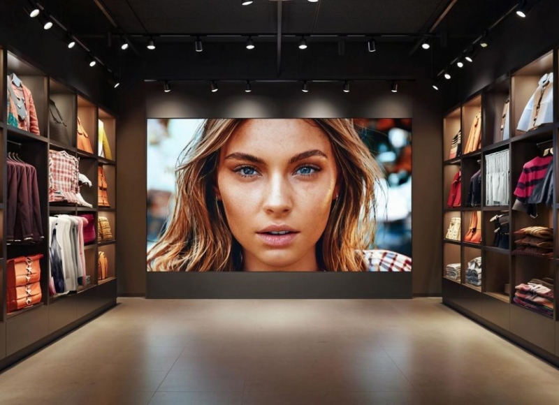 Реклама находит новую целевую аудиторию – экраны появляются в магазинах и ПВЗ