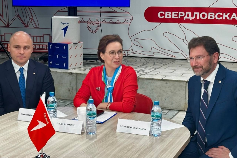 Елена Клименко (в центре) рассказала о ходе голосования