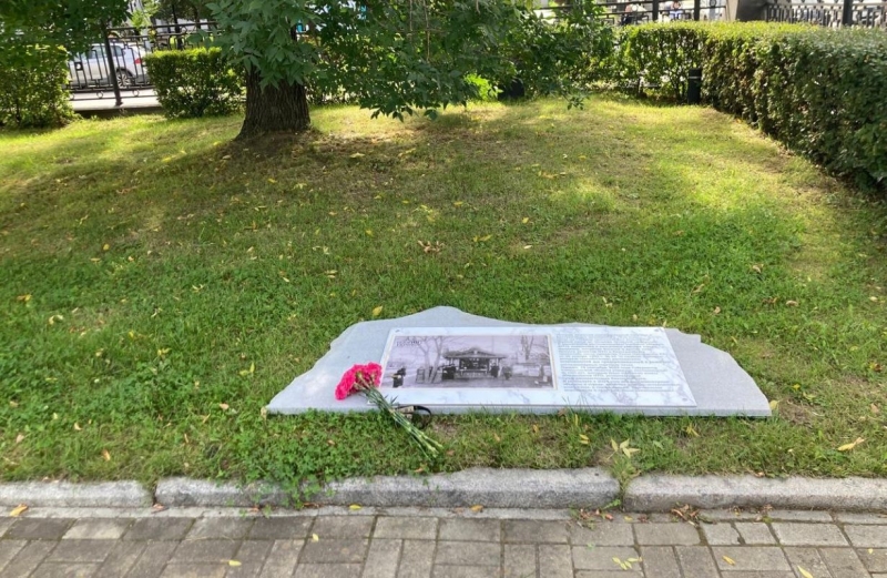 Памятник НТО появился в сквере на главной городской улице