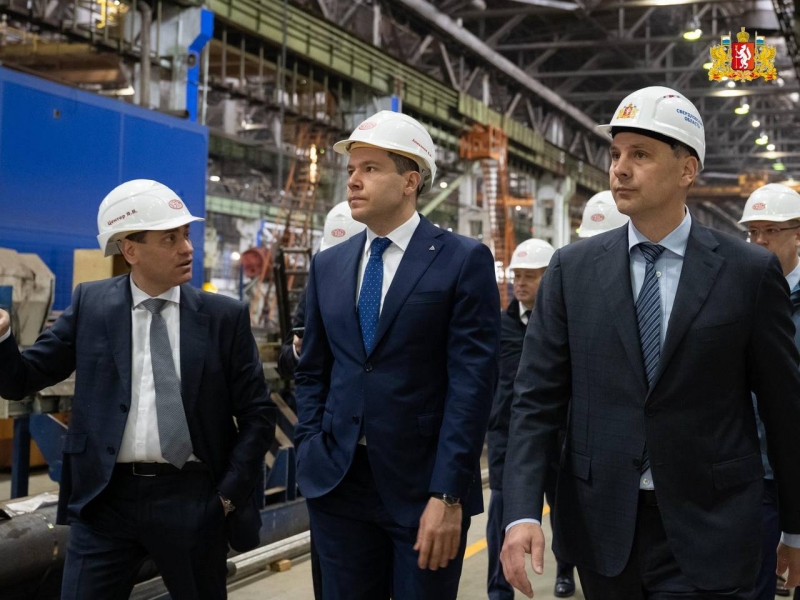 Глава Минпромторга и врио губернатора Свердловской области посетили завод «Уральские локомотивы»