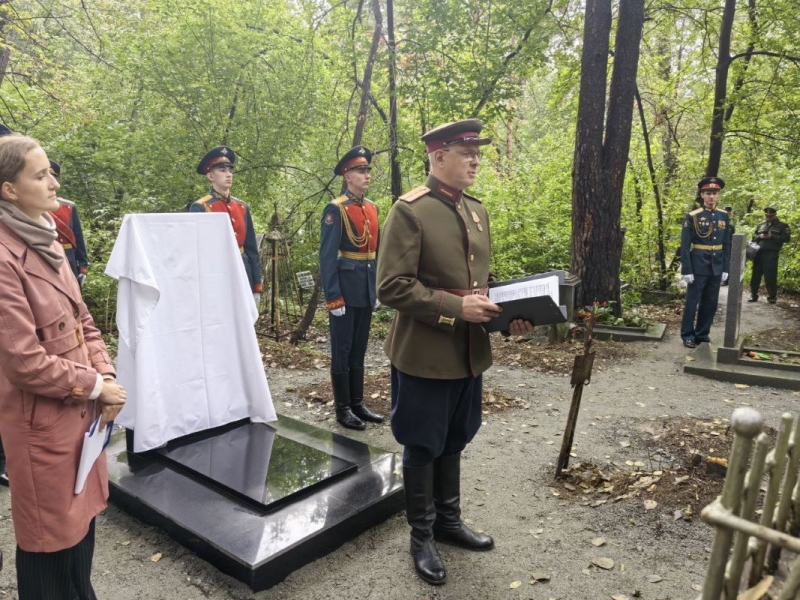 Рота почетного караула ЦВО возложила венки к изваянию и произвела троекратный воинский салют