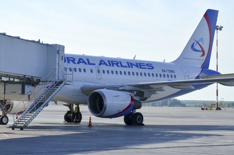 Самолет «Уральских авиалиний»