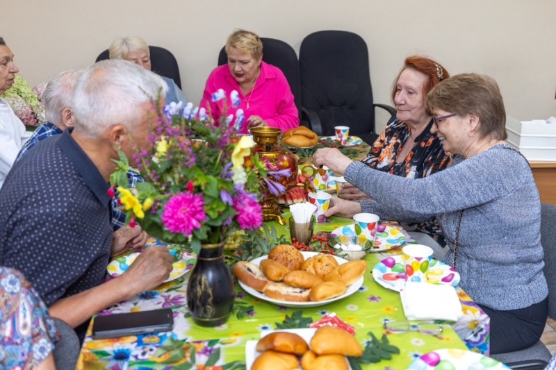 Алексей Вихарев пообщался с ветеранами и волонтерами
