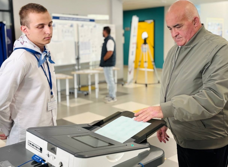 Сергей Ситников голосует