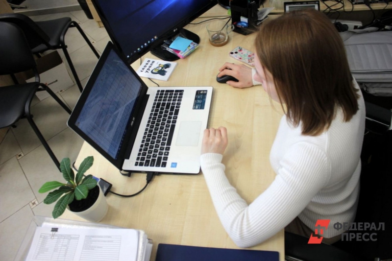 Девушка работает за компьютером