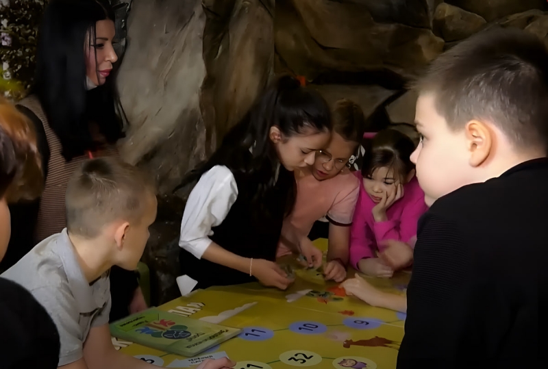 дети играют в настольные игры