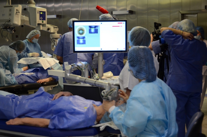 Врачи проводят операцию