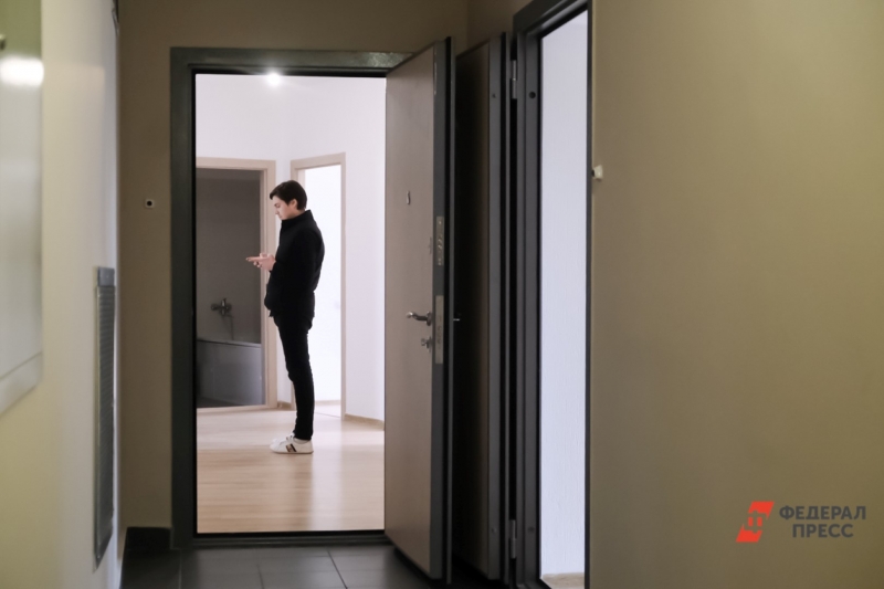 Мужчина в новостройке