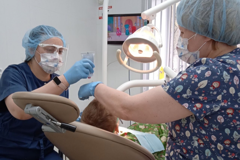 Стоматологи