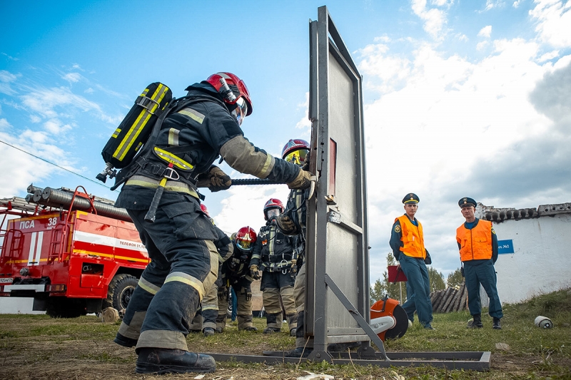 Пожарные и спасатели сразились в конкурсе профессионального мастерства