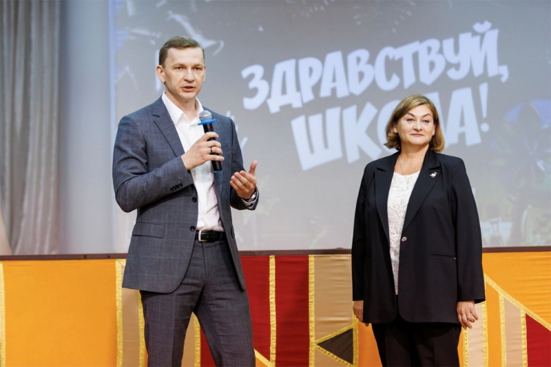 Школьникам подарили книгу об истории родного города и фотоаппарат