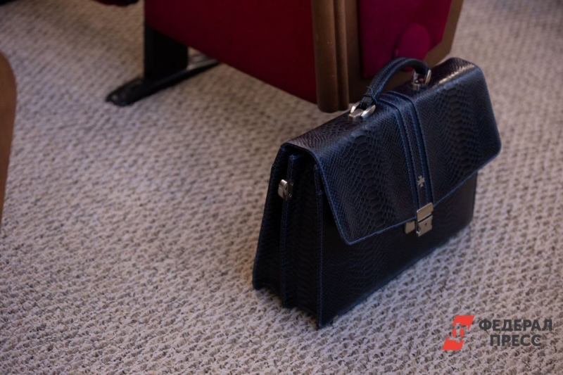 Свердловский чиновник должен работать и там, и тут