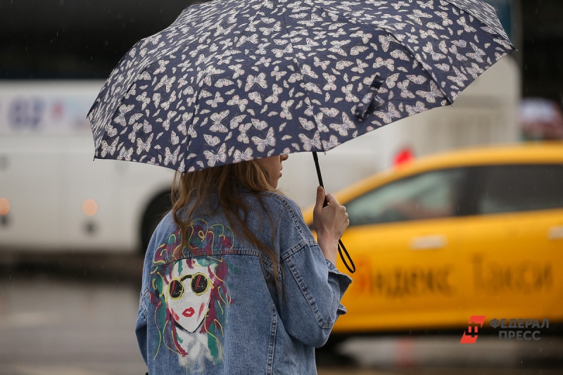 В Екатеринбурге цены на такси поднялись из-за дождя