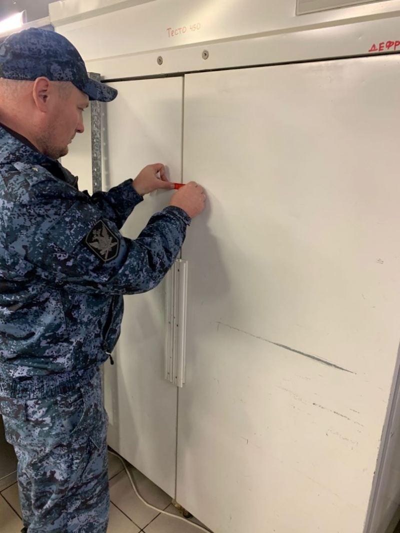 Приставы опечатали заведение общественного питания