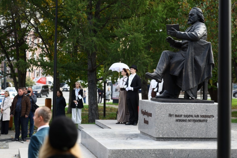 Текслер и Безруков открыли памятник выдающемуся адвокату