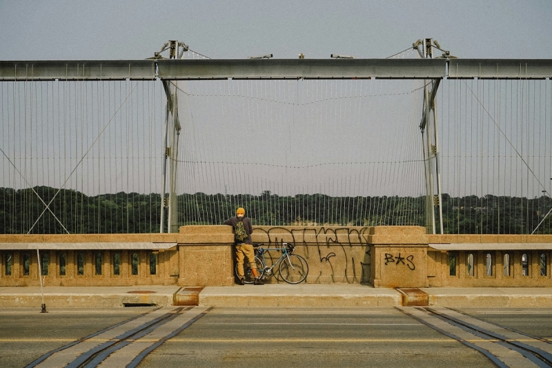 Человек у забора