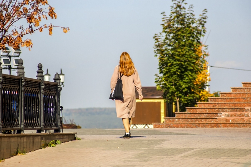 Женщина осенью