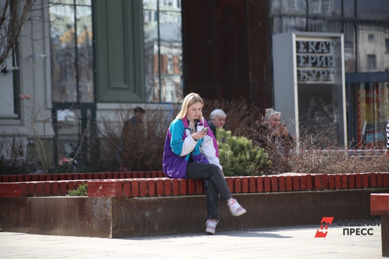 Девушка с телефоном