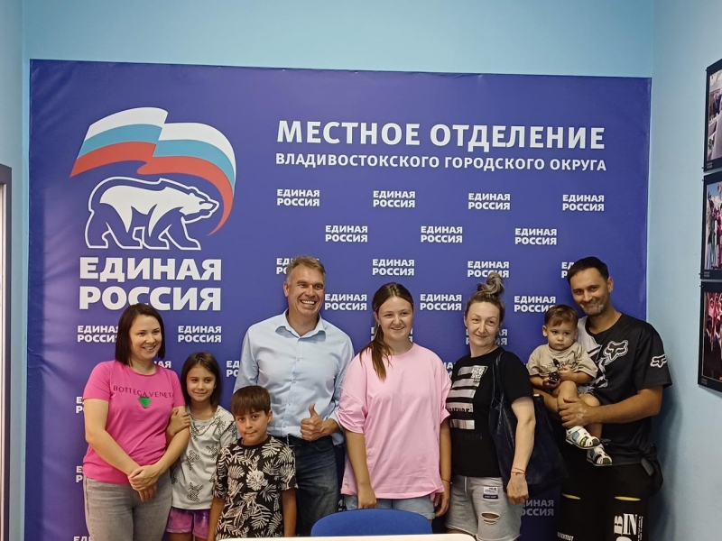 Депутаты Думы Владивостока вручили сертификаты на школьные принадлежности